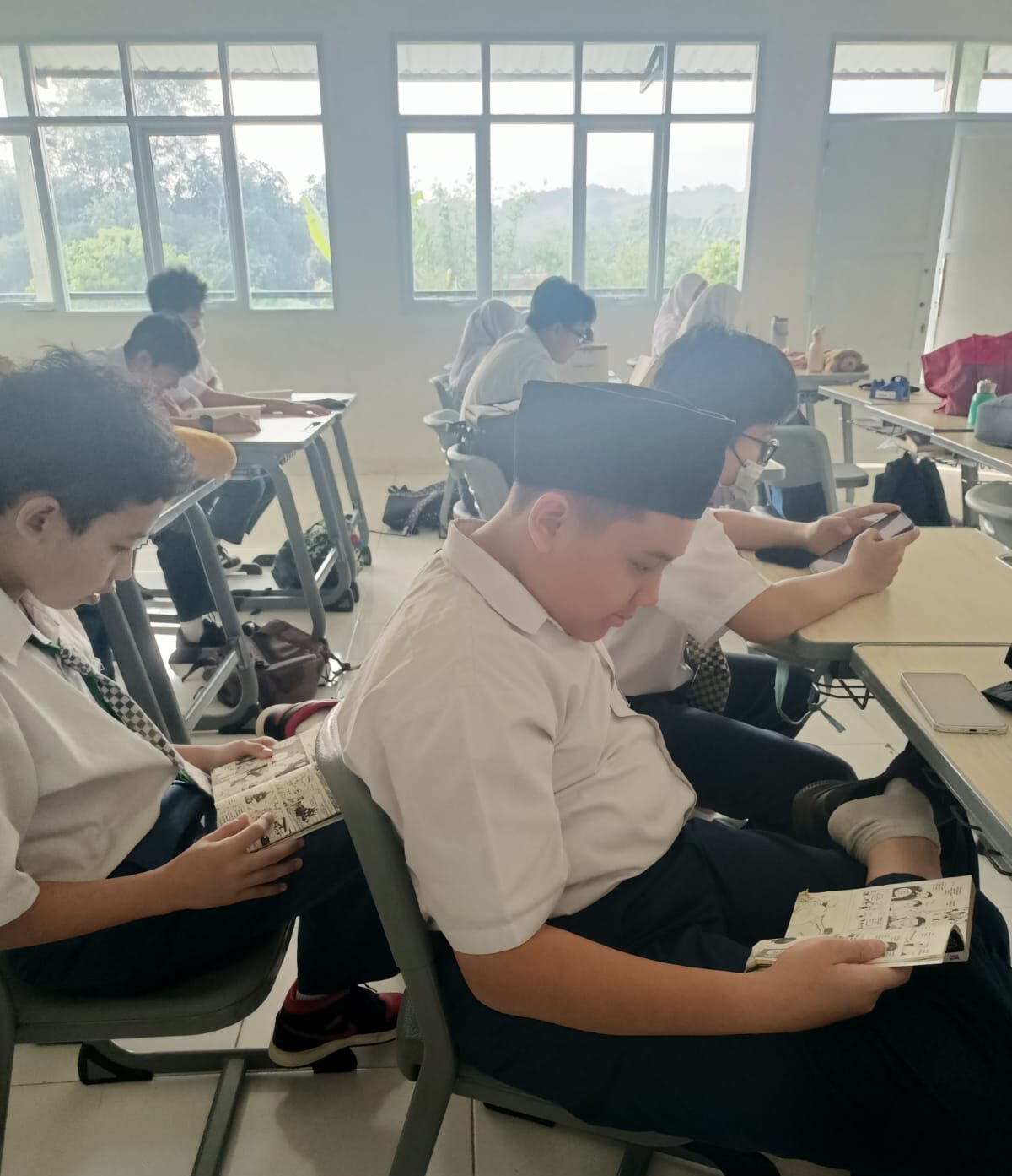 Kegiatan literasi siswa SMP Al-Azhar Syifa Budi Kota Bogor-BNR di dalam kelas
