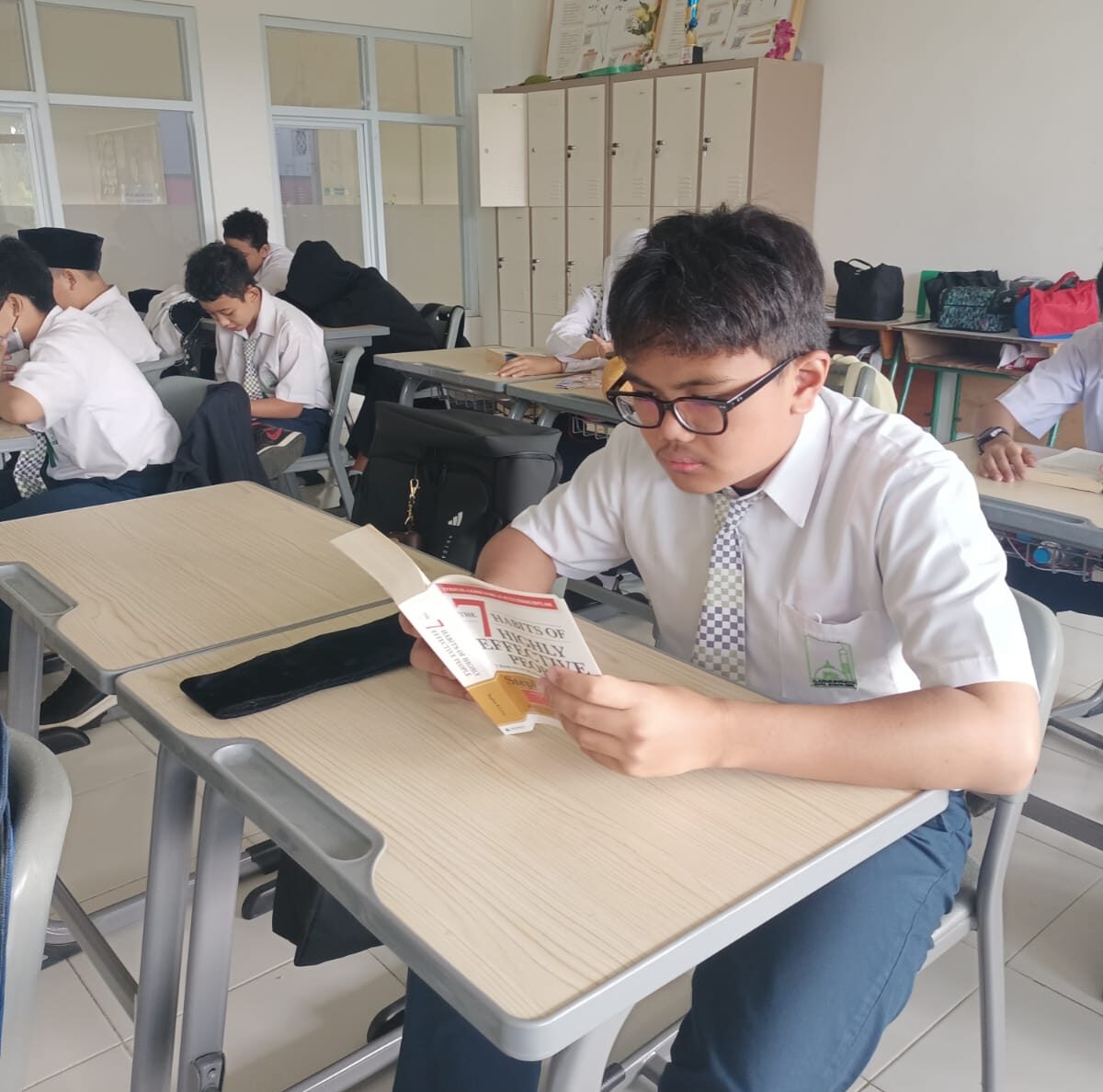 Siswa SMP Al-Azhar Syifa Budi Kota Bogor-BNR membaca buku saat kegiatan One Book One Month
